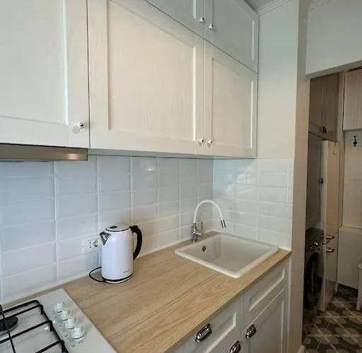 Luxury Studio Near University Square