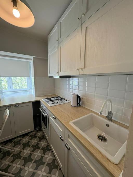 Apartment Luxury Near Square Bucharest
