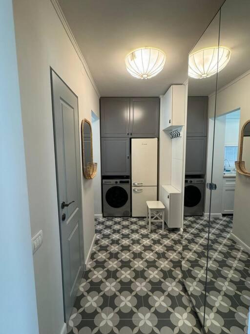 Apartment Luxury Near Square Bucharest